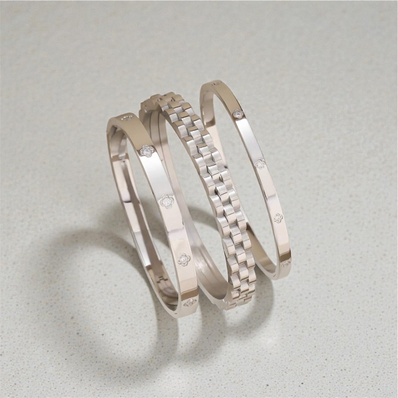 3er-Set Silber Edelstahl Stapel-Armbänder mit Kleeblatt-Design